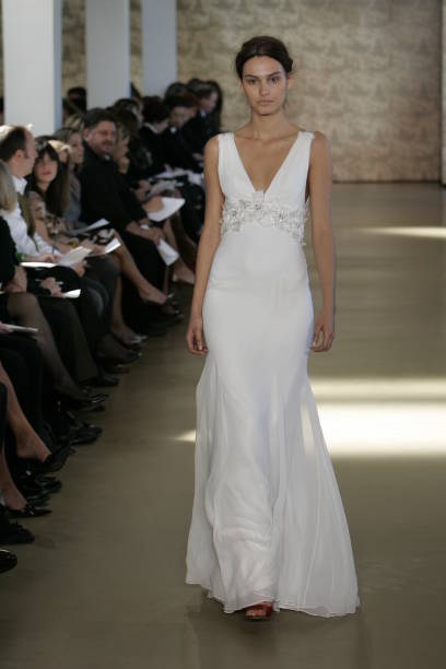 MONIQUE LHUILLIER 2007 Vintage Runway Flower Motif Bridal Gown