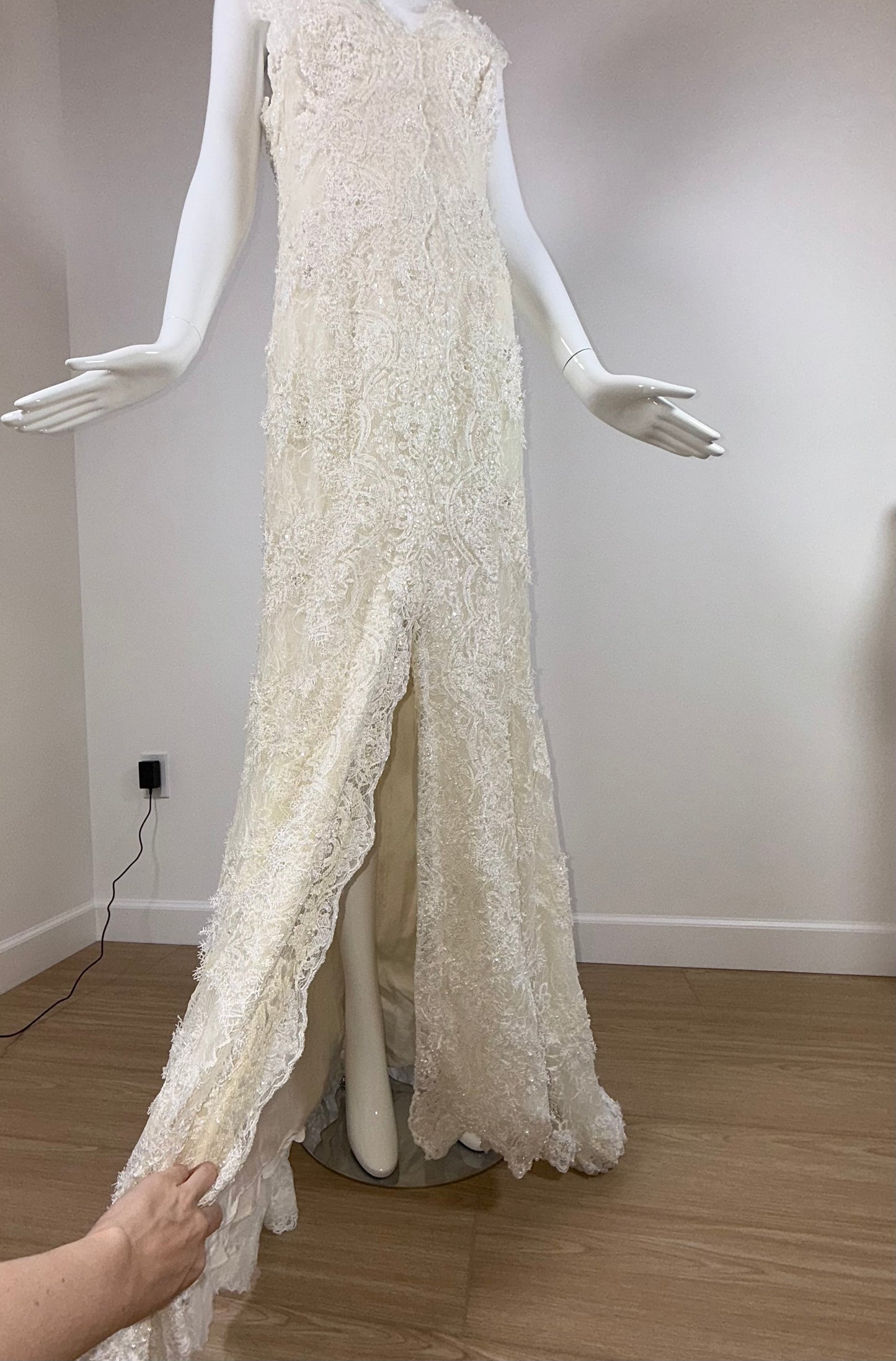 MONIQUE LHUILLIER Ivory Lace Crystal & Pearl Bridal Gown