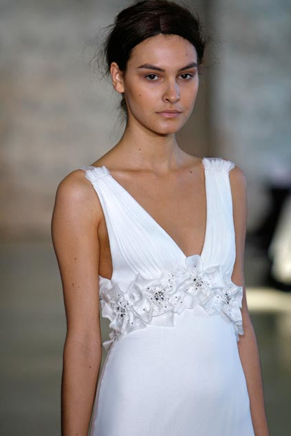 MONIQUE LHUILLIER 2007 Vintage Runway Flower Motif Bridal Gown